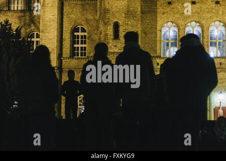 Berlin, Berlin, Deutschland. 16. April 2016. Eine Gruppe der Jugend führte Nuit Debout Bewegung sammeln vor KÃ¼nstlerhaus Bethanien am Mariannenplatz in Berlin-Kreuzberg. Nuit Debout ist eine soziale Bewegung, die am 31. März 2016 am Place De La République in Paris begann. Die Bewegung hat Dutzende von anderen Städten in Europa verbreitet. © Jan Scheunert/ZUMA Draht/Alamy Live-Nachrichten Stockfoto