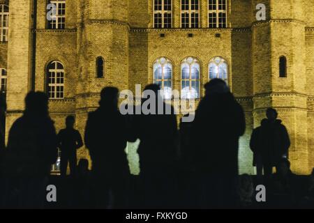 Berlin, Berlin, Deutschland. 16. April 2016. Eine Gruppe der Jugend führte Nuit Debout Bewegung sammeln vor KÃ¼nstlerhaus Bethanien am Mariannenplatz in Berlin-Kreuzberg. Nuit Debout ist eine soziale Bewegung, die am 31. März 2016 am Place De La République in Paris begann. Die Bewegung hat Dutzende von anderen Städten in Europa verbreitet. © Jan Scheunert/ZUMA Draht/Alamy Live-Nachrichten Stockfoto