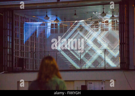 Bournemouth, Dorset, UK. 16. April 2016. Bringen Licht für psychische Gesundheit-Show – interaktive 3D Lichtprojektion Show mit sound Fusionen leuchtet die untere Gärten in Bournemouth. Inspiriert durch die Aktivität des Gehirns und neuronalen Muster von verschiedenen psychischen Störungen die Show mit psychischen Problemen sensibilisieren soll; Es wurde entworfen und erstellt von einer Gruppe von Studenten aus Kunst Universität Bournemouth Credit: Carolyn Jenkins/Alamy Live News Stockfoto