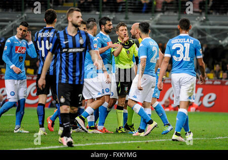 Mailand, Italien. 16. April 2016: Schiedsrichter Rocchi in die Serie A Fußballspiel zwischen FC Internazionale SSC Napoli Credit: Nicolò Campo/Alamy Live News Stockfoto