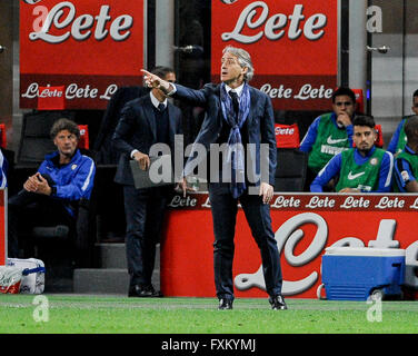 Mailand, Italien. 16. April 2016: Roberto Mancini Gesten während der Serie A Fußballspiel zwischen FC Internazionale SSC Napoli Credit: Nicolò Campo/Alamy Live News Stockfoto