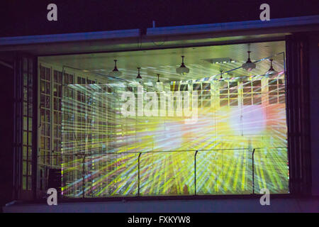 Bournemouth, Dorset, UK. 16. April 2016. Bringen Licht für psychische Gesundheit-Show – interaktive 3D Lichtprojektion Show mit sound Fusionen leuchtet die untere Gärten in Bournemouth. Inspiriert durch die Aktivität des Gehirns und neuronalen Muster von verschiedenen psychischen Störungen die Show mit psychischen Problemen sensibilisieren soll; Es wurde entworfen und erstellt von einer Gruppe von Studenten aus Kunst Universität Bournemouth Credit: Carolyn Jenkins/Alamy Live News Stockfoto