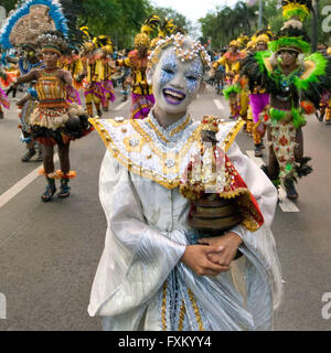 Manila, Philippinen. 16. April 2016. Eine Festival Königin hält eine Statue von Santo Nino (das Jesuskind) beim Tanzen am Roxas Boulevard während des jährlichen Aliwan-Festivals. Das Festival zeigt die verschiedenen Fiestas in verschiedenen Teilen des Landes gefeiert. © J Gerard Seguia/ZUMA Draht/Alamy Live-Nachrichten Stockfoto