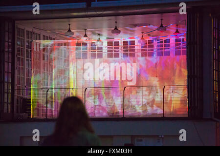 Bournemouth, Dorset, UK. 16. April 2016. Bringen Licht für psychische Gesundheit-Show – interaktive 3D Lichtprojektion Show mit sound Fusionen leuchtet die untere Gärten in Bournemouth. Inspiriert durch die Aktivität des Gehirns und neuronalen Muster von verschiedenen psychischen Störungen die Show mit psychischen Problemen sensibilisieren soll; Es wurde entworfen und erstellt von einer Gruppe von Studenten aus Kunst Universität Bournemouth Credit: Carolyn Jenkins/Alamy Live News Stockfoto