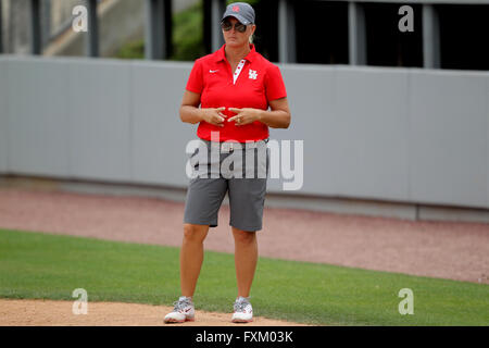 Houston, TX, USA. 16. April 2016. Houston-Cheftrainer Kyla Holas signalisiert ein Baserunner während der NCAA-Softball-Spiel zwischen Houston und Central Florida vom Cougar Softball Stadium in Houston, Texas. UCF gewonnen, 8-3. Kredit-Bild: Erik Williams/Cal Sport Media/Alamy Live News Stockfoto