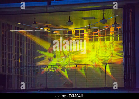 Bournemouth, Dorset, UK. 16. April 2016. Bringen Licht für psychische Gesundheit-Show – interaktive 3D Lichtprojektion Show mit sound Fusionen leuchtet die untere Gärten in Bournemouth. Inspiriert durch die Aktivität des Gehirns und neuronalen Muster von verschiedenen psychischen Störungen die Show mit psychischen Problemen sensibilisieren soll; Es wurde entworfen und erstellt von einer Gruppe von Studenten aus Kunst Universität Bournemouth Credit: Carolyn Jenkins/Alamy Live News Stockfoto