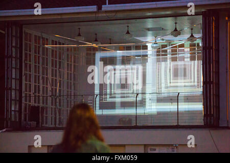 Bournemouth, Dorset, UK. 16. April 2016. Bringen Licht für psychische Gesundheit-Show – interaktive 3D Lichtprojektion Show mit sound Fusionen leuchtet die untere Gärten in Bournemouth. Inspiriert durch die Aktivität des Gehirns und neuronalen Muster von verschiedenen psychischen Störungen die Show mit psychischen Problemen sensibilisieren soll; Es wurde entworfen und erstellt von einer Gruppe von Studenten aus Kunst Universität Bournemouth Credit: Carolyn Jenkins/Alamy Live News Stockfoto