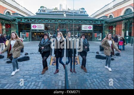 London, UK.  16. April 2016.  Die Ostfassade des weltbekannten Marktgebäude in Covent Garden ist mit 32.000 qm produzieren eine Vielzahl von fantastischen Reflexionen der Passanten durch und in der Nähe Architektur spiegeln verkleidet.  Die Installation, bekannt als "Reflektieren London", werden acht Monate lang wie es Bauarbeiten für ein neues Restaurant gebaut hinter verbirgt.  Bildnachweis: Stephen Chung / Alamy Live News Stockfoto