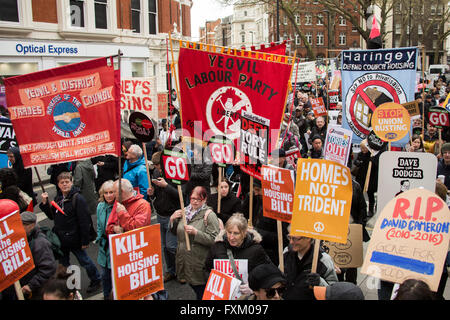 London, UK. 16. April 2016. Tausende marschieren für Gesundheit, Immobilien, Jobs und Ausbildung in London Protest. David Rowe / Alamy Live News. Stockfoto