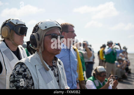 US Minister fuer Verteidigung Ash Carter und Philippine Sekretär der nationalen Verteidigung Voltaire Gazmin, links, Flugdeck Vorgänge zu beobachten, bei einem Rundgang durch den Flugzeugträger USS John C. Stennis 15. April 2016 in das Südchinesische Meer. Stockfoto