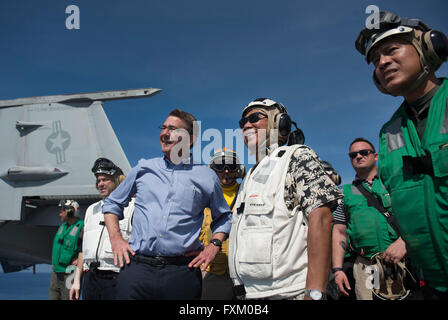 US Minister fuer Verteidigung Ash Carter und Philippine Sekretär der nationalen Verteidigung Voltaire Gazmin, center, Flugdeck Vorgänge zu beobachten, bei einem Rundgang durch den Flugzeugträger USS John C. Stennis 15. April 2016 in das Südchinesische Meer. Stockfoto