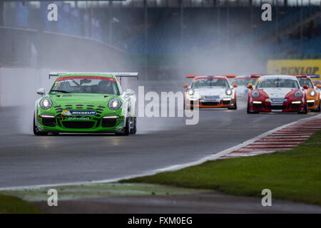 Silverstone Circuit Northamptonshire UK. 16. April 2016. Runde 3 des Porsche Carrera Cup GB 2016. #17 mark Radcliffe (GBR) - Intersport © Aktion Plus Sport/Alamy Live News Stockfoto