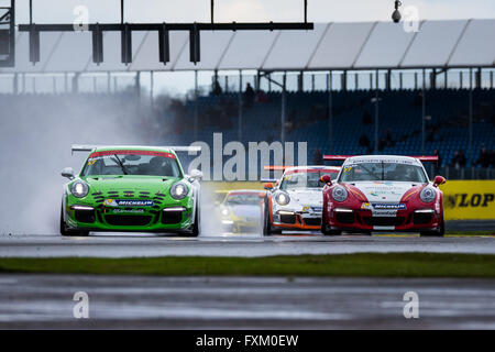 Silverstone Circuit Northamptonshire UK. 16. April 2016. Runde 3 des Porsche Carrera Cup GB 2016. #17 mark Radcliffe (GBR) - Intersport © Aktion Plus Sport/Alamy Live News Stockfoto