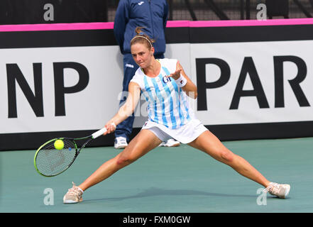 Kiew, Ukraine. 16. April 2016. Nadia Podoroska von Argentinien in Aktion während der BNP Paribas FedCup Welt Gruppe II Play-off-Spiel gegen Lesia Tsurenko der Ukraine in Campa Bucha Tennisclub in Kiew, Ukraine. Doppel gewann 6-1, 6-4. Bildnachweis: Oleksandr Prykhodko/Alamy Live-Nachrichten Stockfoto