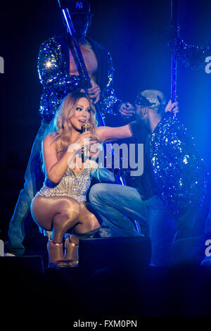 Mailand Italien. 16. April 2016. Die US-amerikanische Sängerin und Schauspielerin MARIAH CAREY durchführen live auf der Bühne im Mediolanum Forum während "The Sweet Sweet Fantasy Tour" Credit: Rodolfo weitertransferiert/Alamy Live News Stockfoto