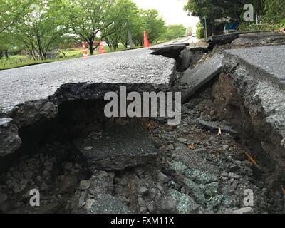 Kumamoto. 17. April 2016. Foto aufgenommen am 17. April 2016 zeigt die Straße zerstört durch Erdbeben in Mashiki, Präfektur Kumamoto im südwestlichen Japan. Mindestens 22 Menschen wurden getötet Tote nach eine Erdbeben der Stärke 7,3 erschüttert Japans Südwesten Kumamoto Präfektur am Samstag, womit die Gesamtzahl seit Donnerstag bis 31 bestätigt. Bildnachweis: Hua Yi/Xinhua/Alamy Live-Nachrichten Stockfoto