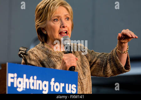 Los Angeles, Kalifornien, USA. 16. April 2016. Demokratischen Präsidentschaftskandidaten HILLARY CLINTON setzt sich am Southwest College in Los Angeles. © Gabriel Romero/ZUMA Draht/Alamy Live-Nachrichten Stockfoto