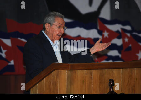 Havanna, Kuba. 16. April 2016. Kubas Präsident Raul Castro, macht eine Grundsatzrede zur Eröffnung des siebten Kongress von Kuba kommunistischen Partei (PCC), bei der Convention Palast von Havanna, die Hauptstadt Kubas, am 16. April 2016. Kubanische Präsident Raul Castro am Samstag für politischen und verfassungsmäßigen Reformen zur sozialistischen System der Insel genannt und warnte die USA "wahren Absichten" in Verbindungen mit des Karibikstaates ausbessern. © Emilio Herrera/Prensa Latina/Xinhua/Alamy Live-Nachrichten Stockfoto