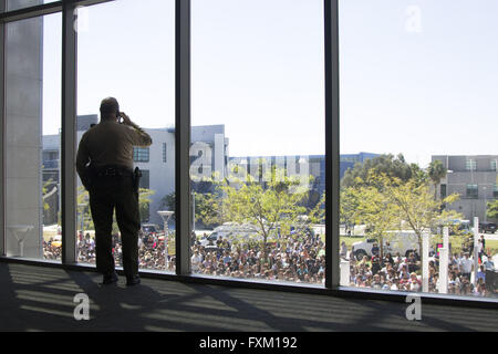 Los Angeles, Kalifornien, USA. 15. April 2016. Ein Sicherheitsbeamter Uhren der Überlauf Schar von Clinton Anhängern während einer Kundgebung der Kampagne für 2016 demokratischen Präsidentschaftskandidaten Hillary Clinton in Los Angeles. © Mariel Calloway/ZUMA Draht/Alamy Live-Nachrichten Stockfoto