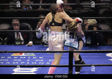 Brooklyn, New York, USA. 16. April 2016. HEATHER HARDY (weiß, blau und schwarz Stämme) und ANNA HUTLIN Schlacht in einem Federgewicht Kampf bei der Barclays Center in Brooklyn, New York. © Joel Plummer/ZUMA Draht/Alamy Live-Nachrichten Stockfoto