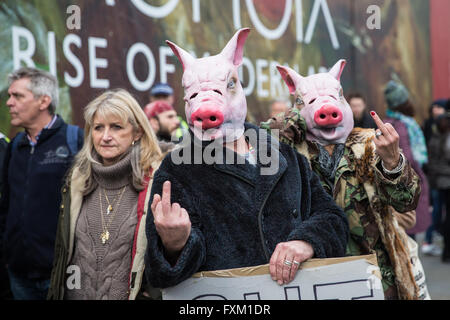 London, UK. 16. April 2016. Zwei gegen Sparpolitik Demonstranten Masken des Schweins Kopf Fingergesten machen nach dem Marsch für Gesundheit, Immobilien, Jobs und Ausbildung organisiert von der Volksversammlung. Bildnachweis: Mark Kerrison/Alamy Live-Nachrichten Stockfoto