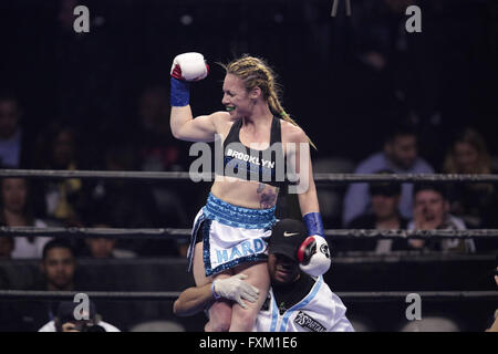 Brooklyn, New York, USA. 16. April 2016. HEATHER HARDY (weiß, blau und schwarz Stämme) und ANNA HUTLIN Schlacht in einem Federgewicht Kampf bei der Barclays Center in Brooklyn, New York. © Joel Plummer/ZUMA Draht/Alamy Live-Nachrichten Stockfoto