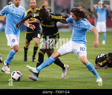 Columbus, Ohio USA. 16. April 2016. Columbus Crew SC vorwärts Kei Kamara (23) kämpft um den Ball gegen New York City FC Mittelfeldspieler Mikkel Diskerud (10) in der ersten Hälfte. Columbus, Ohio USA. (Brent Clark/Alamy Live-Nachrichten) Stockfoto