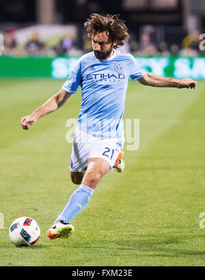 Columbus, Ohio USA. 16. April 2016. New York City FC Mittelfeldspieler Andrea Pirlo (21) schießt den Freistoß gegen Columbus Mapfre Stadium. Columbus, Ohio USA. (Brent Clark/Alamy Live-Nachrichten) Stockfoto