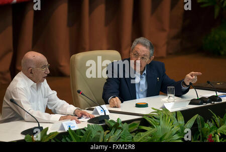 Havanna, Kuba. 16. April 2016. Bild zur Verfügung gestellt von Cubadebate zeigt Kubas President Raul Castro (R) und zweiter Sekretär der kommunistischen Partei Kubas (PCC, für seine Abkürzung in spanischer Sprache) José Ramón Machado Ventura (L) Teilnahme an der 7. Kongress PCC auf der Convention Palast von Havanna, die Hauptstadt Kubas, am 16. April 2016. Bildnachweis: Ismael Francisco/CUBADEBATE/Xinhua/Alamy Live-Nachrichten Stockfoto