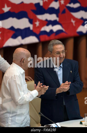 Havanna, Kuba. 16. April 2016. Bild zur Verfügung gestellt von Cubadebate zeigt Kubas President Raul Castro (R) und zweiter Sekretär der kommunistischen Partei Kubas (PCC, für seine Abkürzung in spanischer Sprache) José Ramón Machado Ventura (L) Teilnahme an der 7. Kongress PCC auf der Convention Palast von Havanna, die Hauptstadt Kubas, am 16. April 2016. Bildnachweis: Ismael Francisco/CUBADEBATE/Xinhua/Alamy Live-Nachrichten Stockfoto