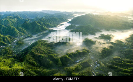 Peking, China. 8. April 2016. Foto auf 8. April 2016 zeigt die Dorf-Landschaft im Huoshan County, der ostchinesischen Provinz Anhui. © Xu Cheng/Xinhua/Alamy Live-Nachrichten Stockfoto