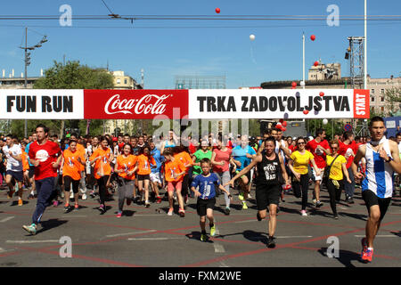 Belgrad, Serbien. 16. April 2016. Menschen nehmen Teil an dem 5km-Spaß-Rennen auf der 29. Belgrad Marathon in Belgrad, Serbien, am 16. April 2016. Rund 6000 Teilnehmer aus 60 Ländern und Regionen nahmen an der diesjährigen Marathon und Halbmarathon teil. © Nemanja Cabric/Xinhua/Alamy Live-Nachrichten Stockfoto