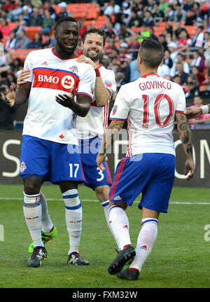 Washington, DC, USA. 16. April 2016. 20160416 - Toronto FC vorwärts SEBASTIAN GIOVINCO (10) feiert mit Toronto FC Verteidiger DREW MOOR (3) und Toronto FC vorwärts JOZY ALTIDORE (17), nach seinem Tor gegen D.C. United in der ersten Hälfte im RFK Stadium in Washington. © Chuck Myers/ZUMA Draht/Alamy Live-Nachrichten Stockfoto
