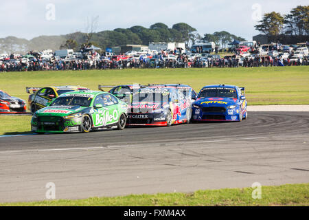 Phillip Island, Australien. 17. April 2016. Rennen 7 von der WD-40 Phillip Island SuperSprint V8 Supercar Rennen auf Phillip Island, Australien am 17. April, 2016 Credit: David Hewison/Alamy Live News Stockfoto