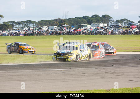 Phillip Island, Australien. 17. April 2016. Rennen 7 von der WD-40 Phillip Island SuperSprint V8 Supercar Rennen auf Phillip Island, Australien am 17. April, 2016 Credit: David Hewison/Alamy Live News Stockfoto