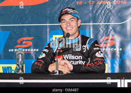 Phillip Island, Australien. 17. April 2016. Eine emotionale Scott McLaughlin nimmt den Sieg in seinem Volvo auf der WD-40 Phillip Island Superprint am 17. April 2016 Credit: David Hewison/Alamy Live News Stockfoto