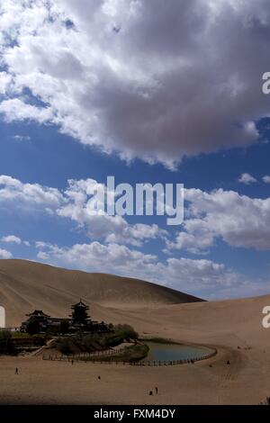Jiuquan, Chinas Provinz Gansu. 16. April 2016. Menschen besuchen den Mondsichelsee Landschaft Stelle berühmte Berg von Dunhuang Stadt, Nordwesten Chinas Provinz Gansu, 16. April 2016. Dunhuang-Stadt zeigte seine natürliche Schönheit nach einem Regen am Samstag. Bildnachweis: Zhang Xiaoliang/Xinhua/Alamy Live-Nachrichten Stockfoto