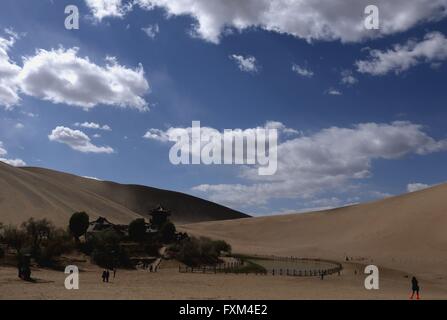 Jiuquan, Chinas Provinz Gansu. 16. April 2016. Menschen besuchen den Mondsichelsee Landschaft Stelle berühmte Berg von Dunhuang Stadt, Nordwesten Chinas Provinz Gansu, 16. April 2016. Dunhuang-Stadt zeigte seine natürliche Schönheit nach einem Regen am Samstag. Bildnachweis: Zhang Xiaoliang/Xinhua/Alamy Live-Nachrichten Stockfoto