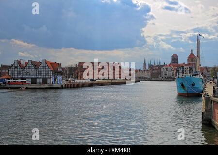 Danzig, Polen 16. April 2016 Gesamtansicht der Mottlau Fluss Kanal in Gdansk Stadtzentrum entfernt. Polnische Regierung will das Wassernetz Autobahnen in Polen bauen eine Wassernetzwerk verbindet im Norden und Süden des Landes 60 Milliarden PLN ausgeben. Dieser Plan beinhaltet die Verordnung und die Vertiefung der bestehenden Flüsse und den Bau von neuen Kanäle und Staustufen. Wassertransport durch Gesetz nad Gerechtigkeit (PiS) Regierung, Straßentransport ersetzen muss. Bildnachweis: Michal Fludra/Alamy Live-Nachrichten Stockfoto