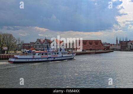 Danzig, Polen 16. April 2016 Zegluga Gdanska Ewa Schiff auf der Mottlau Fluss Kanal in Gdansk Stadtzentrum zu sehen ist. Polnische Regierung will das Wassernetz Autobahnen in Polen bauen eine Wassernetzwerk verbindet im Norden und Süden des Landes 60 Milliarden PLN ausgeben. Dieser Plan beinhaltet die Verordnung und die Vertiefung der bestehenden Flüsse und den Bau von neuen Kanäle und Staustufen. Wassertransport durch Gesetz nad Gerechtigkeit (PiS) Regierung, Straßentransport ersetzen muss. Bildnachweis: Michal Fludra/Alamy Live-Nachrichten Stockfoto