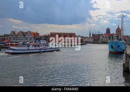 Danzig, Polen 16. April 2016 Zegluga Gdanska Ewa Schiff auf der Mottlau Fluss Kanal in Gdansk Stadtzentrum zu sehen ist. Polnische Regierung will das Wassernetz Autobahnen in Polen bauen eine Wassernetzwerk verbindet im Norden und Süden des Landes 60 Milliarden PLN ausgeben. Dieser Plan beinhaltet die Verordnung und die Vertiefung der bestehenden Flüsse und den Bau von neuen Kanäle und Staustufen. Wassertransport durch Gesetz nad Gerechtigkeit (PiS) Regierung, Straßentransport ersetzen muss. Bildnachweis: Michal Fludra/Alamy Live-Nachrichten Stockfoto