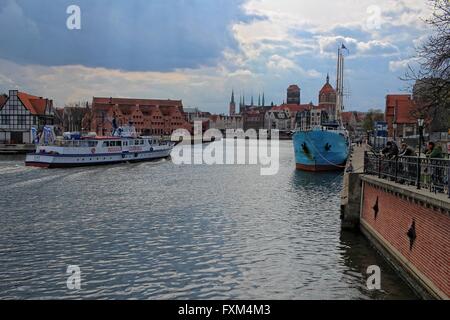 Danzig, Polen 16. April 2016 Zegluga Gdanska Ewa Schiff auf der Mottlau Fluss Kanal in Gdansk Stadtzentrum zu sehen ist. Polnische Regierung will das Wassernetz Autobahnen in Polen bauen eine Wassernetzwerk verbindet im Norden und Süden des Landes 60 Milliarden PLN ausgeben. Dieser Plan beinhaltet die Verordnung und die Vertiefung der bestehenden Flüsse und den Bau von neuen Kanäle und Staustufen. Wassertransport durch Gesetz nad Gerechtigkeit (PiS) Regierung, Straßentransport ersetzen muss. Bildnachweis: Michal Fludra/Alamy Live-Nachrichten Stockfoto