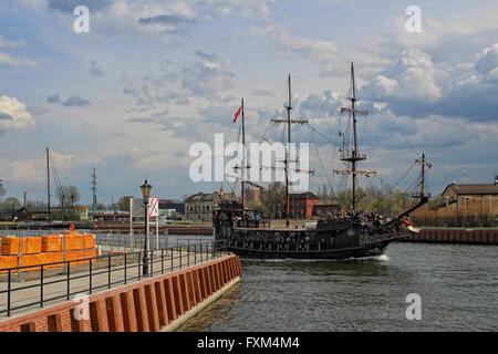 Danzig, Polen 16. April 2016 Vergnügen Boot Pirat auf der Mottlau Fluss Kanal in Gdansk Stadtzentrum zu sehen ist. Polnische Regierung will das Wassernetz Autobahnen in Polen bauen eine Wassernetzwerk verbindet im Norden und Süden des Landes 60 Milliarden PLN ausgeben. Dieser Plan beinhaltet die Verordnung und die Vertiefung der bestehenden Flüsse und den Bau von neuen Kanäle und Staustufen. Wassertransport durch Gesetz nad Gerechtigkeit (PiS) Regierung, Straßentransport ersetzen muss. Bildnachweis: Michal Fludra/Alamy Live-Nachrichten Stockfoto