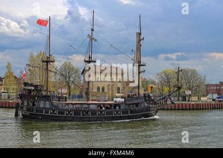 Danzig, Polen 16. April 2016 Vergnügen Boot Pirat auf der Mottlau Fluss Kanal in Gdansk Stadtzentrum zu sehen ist. Polnische Regierung will das Wassernetz Autobahnen in Polen bauen eine Wassernetzwerk verbindet im Norden und Süden des Landes 60 Milliarden PLN ausgeben. Dieser Plan beinhaltet die Verordnung und die Vertiefung der bestehenden Flüsse und den Bau von neuen Kanäle und Staustufen. Wassertransport durch Gesetz nad Gerechtigkeit (PiS) Regierung, Straßentransport ersetzen muss. Bildnachweis: Michal Fludra/Alamy Live-Nachrichten Stockfoto