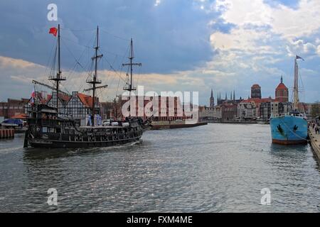 Danzig, Polen 16. April 2016 Vergnügen Boot Pirat auf der Mottlau Fluss Kanal in Gdansk Stadtzentrum zu sehen ist. Polnische Regierung will das Wassernetz Autobahnen in Polen bauen eine Wassernetzwerk verbindet im Norden und Süden des Landes 60 Milliarden PLN ausgeben. Dieser Plan beinhaltet die Verordnung und die Vertiefung der bestehenden Flüsse und den Bau von neuen Kanäle und Staustufen. Wassertransport durch Gesetz nad Gerechtigkeit (PiS) Regierung, Straßentransport ersetzen muss. Bildnachweis: Michal Fludra/Alamy Live-Nachrichten Stockfoto