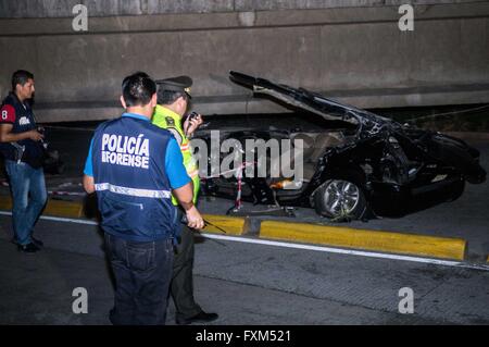 (160417)--GUAYAQUIL, 17. April 2016 (Xinhua)--ein Polizist und ein Retter inspizieren die Trümmer eines Autos zerquetscht durch eine Brücke nach einem Erdbeben in Guayaquil, Ecuador, 16. April 2016. Die Zahl der Opfer des Erdbebens vor der Küste von Ecuador am Samstag stieg auf 41, lokalen Medien berichtet, unter Berufung auf ecuadorianischen Vizepräsident Jorge Glas. (Xinhua/Str) (Rtg) Stockfoto