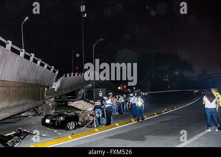 (160417)--GUAYAQUIL, 17. April 2016 (Xinhua)--versammeln sich an der Stelle, wo ein Auto zerquetscht, durch eine Brücke nach einem Erdbeben in Guayaquil, Ecuador, 16. April 2016. Die Zahl der Opfer des Erdbebens vor der Küste von Ecuador am Samstag stieg auf 41, lokalen Medien berichtet, unter Berufung auf ecuadorianischen Vizepräsident Jorge Glas. (Xinhua/Str) (Rtg) Stockfoto