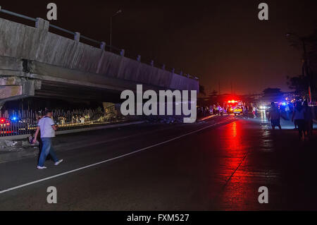 (160417)--GUAYAQUIL, 17. April 2016 (Xinhua)--Menschen versammeln sich an der Stelle, wo eine Brücke nach einem Erdbeben in Guayaquil, Ecuador, 16. April 2016 eingestürzt. Die Zahl der Opfer des Erdbebens vor der Küste von Ecuador am Samstag stieg auf 41, lokalen Medien berichtet, unter Berufung auf ecuadorianischen Vizepräsident Jorge Glas. (Xinhua/Str) (Rtg) Stockfoto