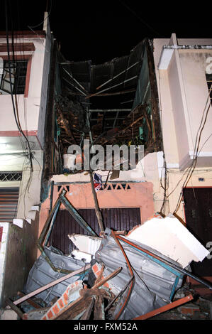 (160417)--GUAYAQUIL, 17. April 2016 (Xinhua)--Foto am 16. April 2016 zeigt Schutt eines beschädigten Hauses nach einem Erdbeben in Guayaquil, Ecuador. Die Zahl der Opfer des Erdbebens vor der Küste von Ecuador am Samstag stieg auf 41, lokalen Medien berichtet, unter Berufung auf ecuadorianischen Vizepräsident Jorge Glas. (Xinhua/Str) (Rtg) Stockfoto