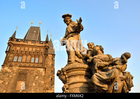 Prag, Tschechische Republik. Statue von St. Ivo auf der Karlsbrücke (Karluv am meisten) durch die Altstädter Brückenturm Stockfoto